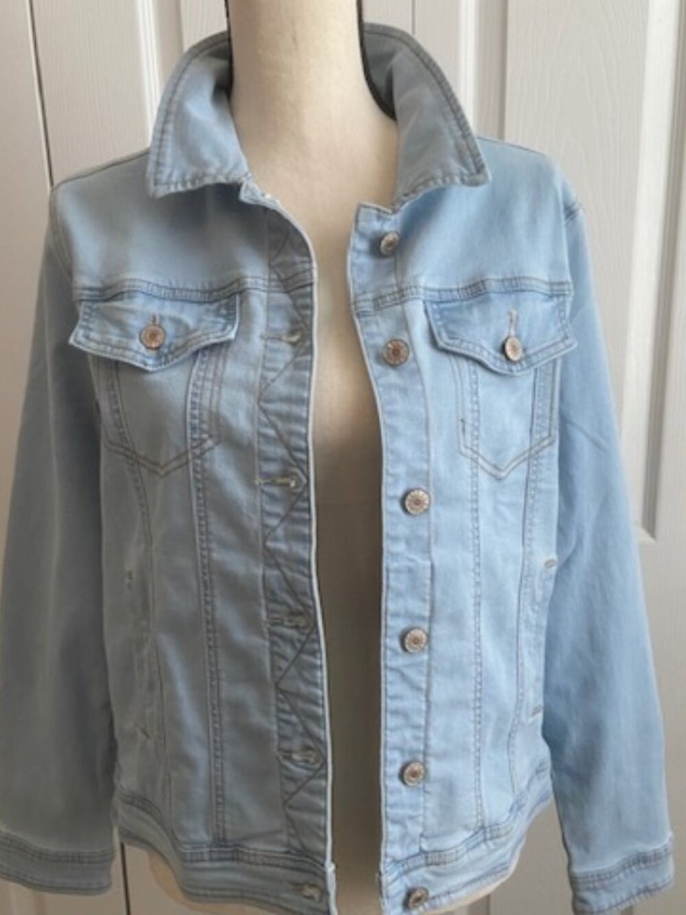 Ladies Jean Jacket - Size Medium, pockets - Picture 2 of 4